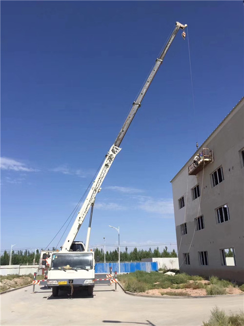 宝安区“轻装强干”—— 吊车的 “轻量化臂架” 技术